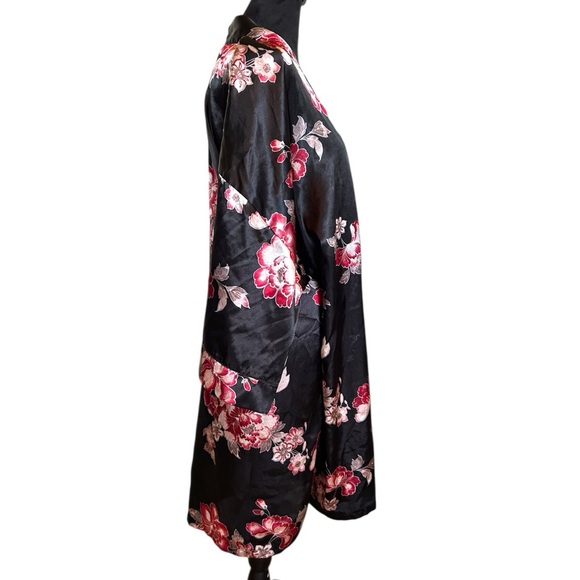 Ambrielle Woman’s Large Black and Red Floral Robe Intimates & Sleepwear - Picture 3 of 5